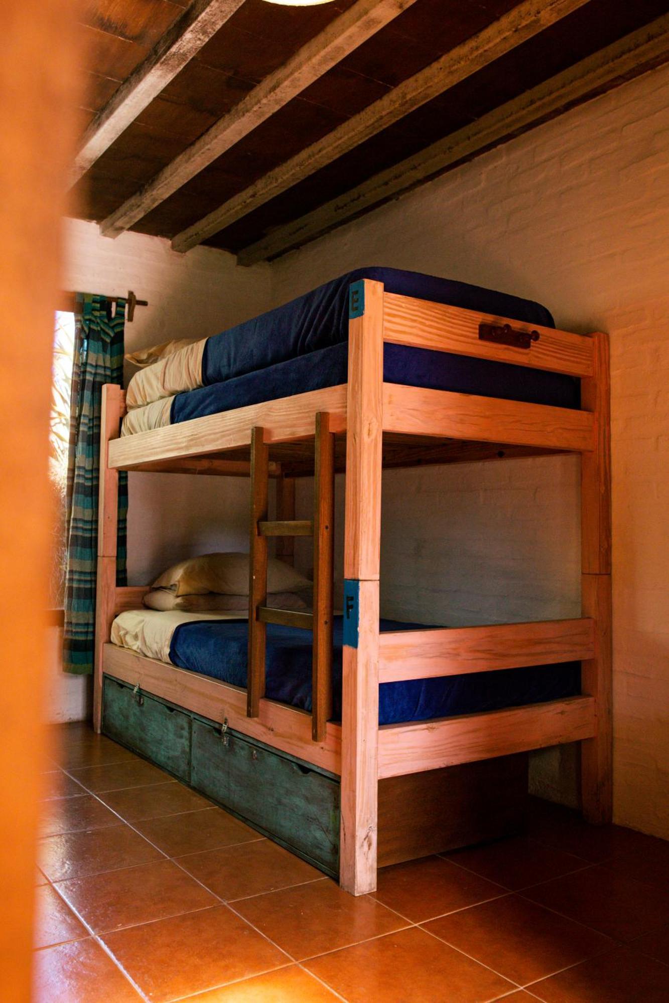 La Quinta Hostel & Suites Manantiales Exterior photo