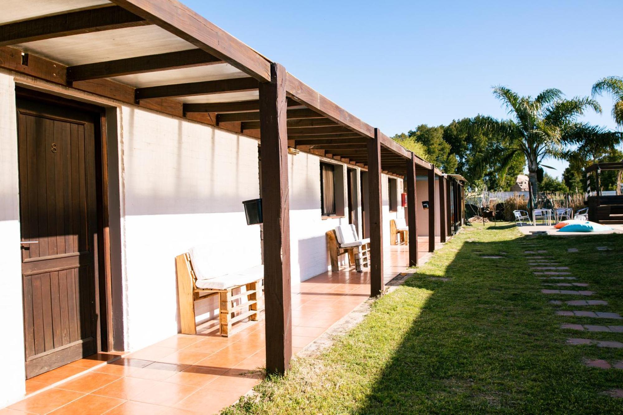 La Quinta Hostel & Suites Manantiales Exterior photo